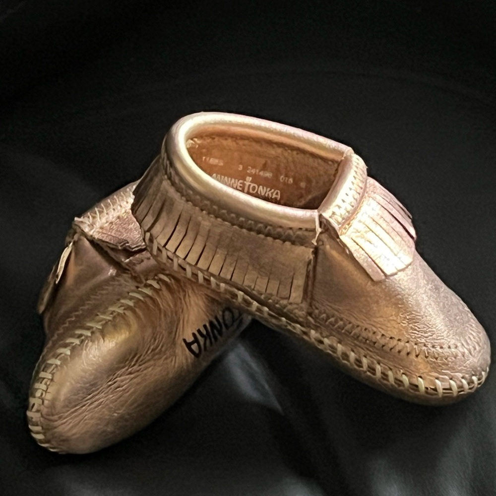 Infant MINNETONKA Rose Gold Leather Fringe Moccasins - Picture 6 of 6